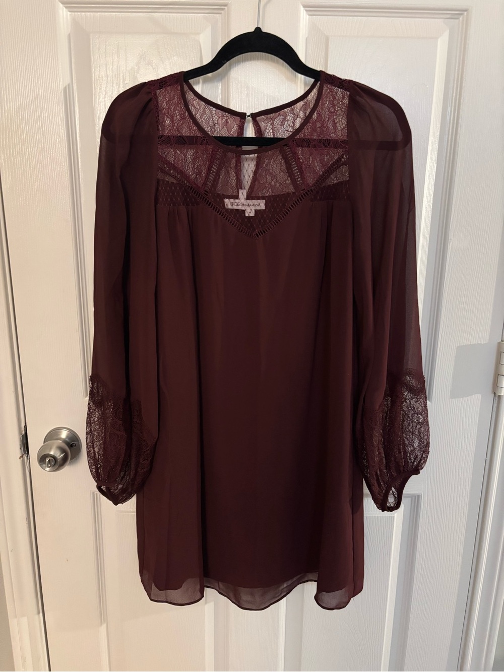Womenโs Lace Yoke Long-Sleeve Tunic Top - Burgundy